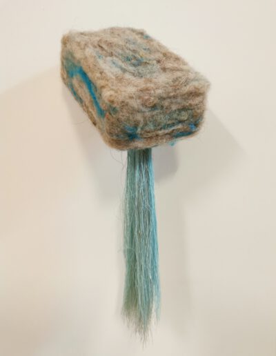 (R)evolution blue string, vilt. Cathérine Schoenmakers, 2024